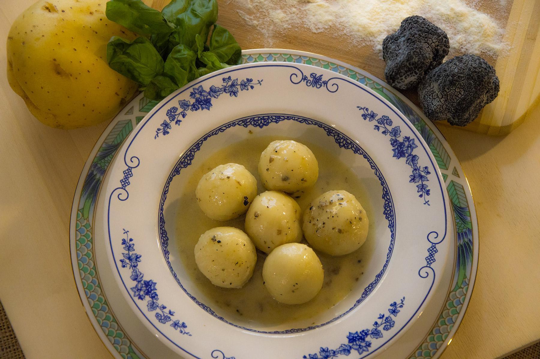 Gnocchi di patate ripieni al formaggio con burro e tartufo ...